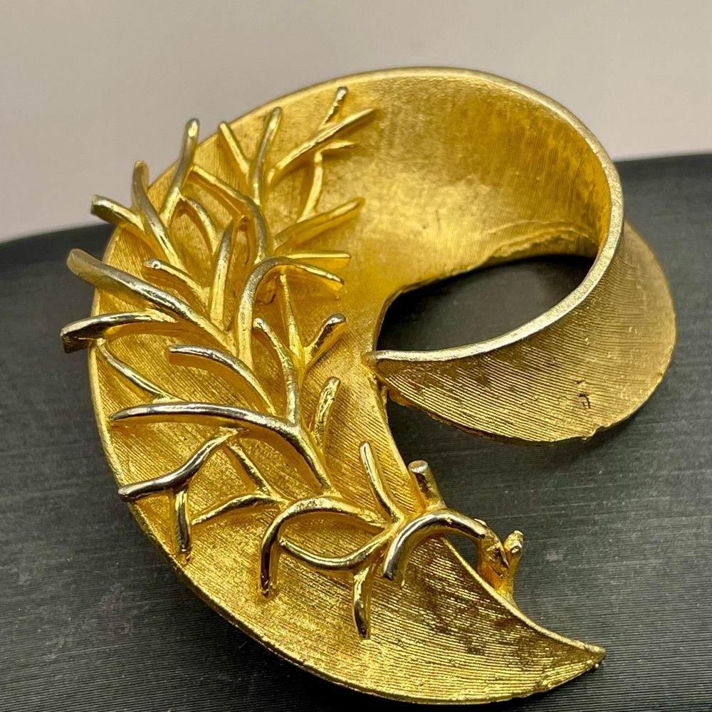 Elegant Gold Tone Leaf Curled Brooch Pin